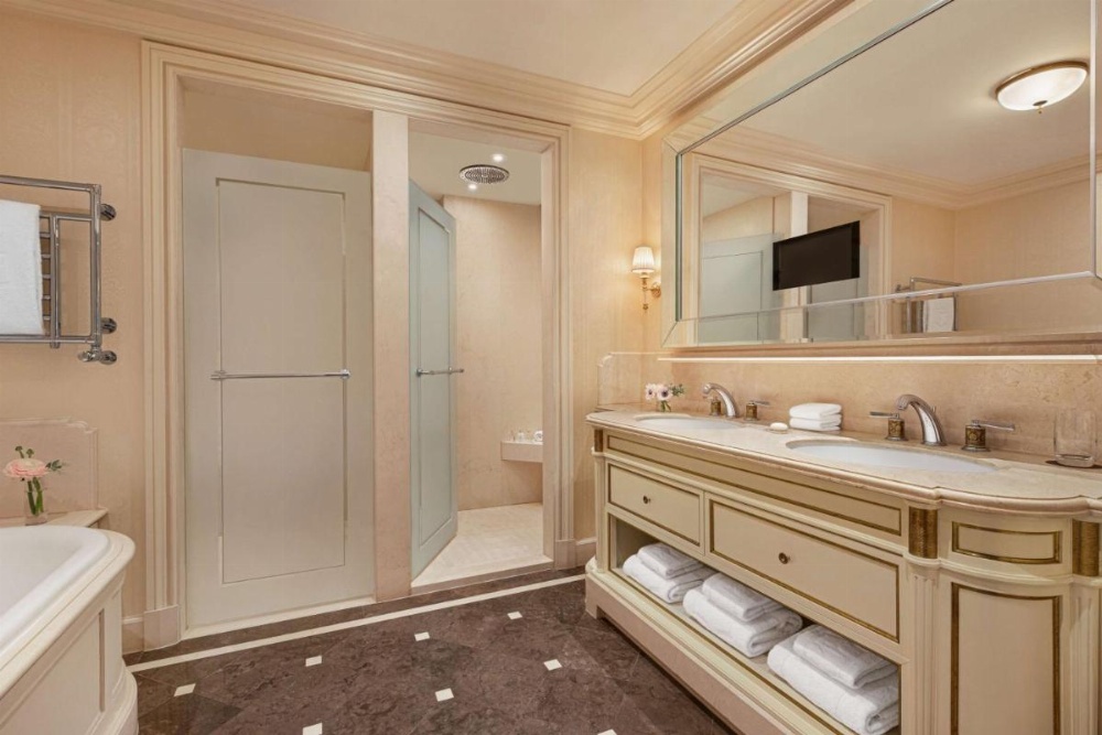 Shangri-La Hotel, Paris Image 21